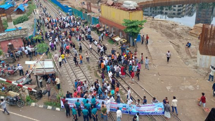 Students blocked railway which ultimetly disconnect the whole country with Dhaka. Photo: Collected 