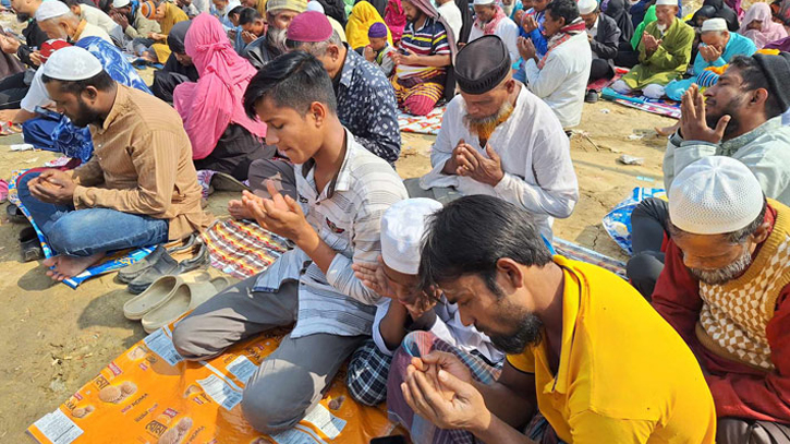 মুসলিম উম্মাহর কল্যাণ কামনায় শেষ হলো ইজতেমার দ্বিতীয় পর্ব মুসলিম উম্মাহর কল্যাণ কামনায় শেষ হলো ইজতেমার দ্বিতীয় পর্ব