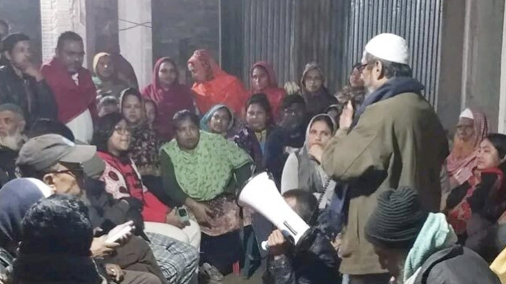 নির্বাচনী প্রচারণায় গিয়ে তোপের মুখে সরকারী খাদ্য কর্মকর্তা নির্বাচনী প্রচারণায় গিয়ে তোপের মুখে সরকারী খাদ্য কর্মকর্তা