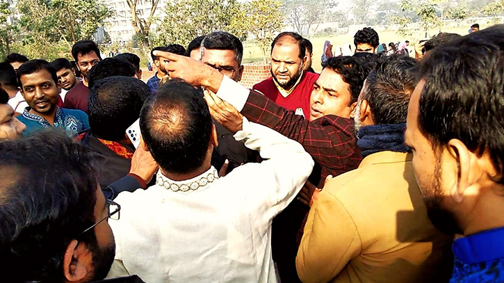 শহীদ মিনারে ফুল দেওয়া নিয়ে ২ নারী কর্মকর্তাকে লাঞ্ছিতের অভিযোগ শহীদ মিনারে ফুল দেওয়া নিয়ে ২ নারী কর্মকর্তাকে লাঞ্ছিতের অভিযোগ
