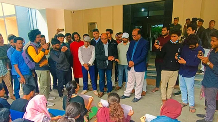 পরীক্ষা শুরুর দাবিতে রাবিতে চারুকলার শিক্ষার্থীদের অবস্থান কর্মসূচি পরীক্ষা শুরুর দাবিতে রাবিতে চারুকলার শিক্ষার্থীদের অবস্থান কর্মসূচি