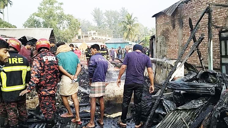 নোয়াখালীর সুবর্ণচরে আগুনে পুড়ে গেছে ৬ দোকান