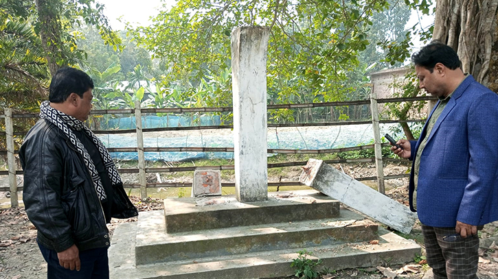 মাগুরায় রাতের আঁধারে শহীদ মিনার ভাঙল দুর্বৃত্তরা মাগুরায় রাতের আঁধারে শহীদ মিনার ভাঙল দুর্বৃত্তরা