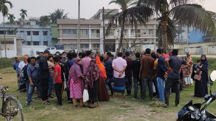 কলারোয়ায় এসিল্যান্ড অফিসে মিলল অজ্ঞাত যুবকের লাশ কলারোয়ায় এসিল্যান্ড অফিসে মিলল অজ্ঞাত যুবকের লাশ