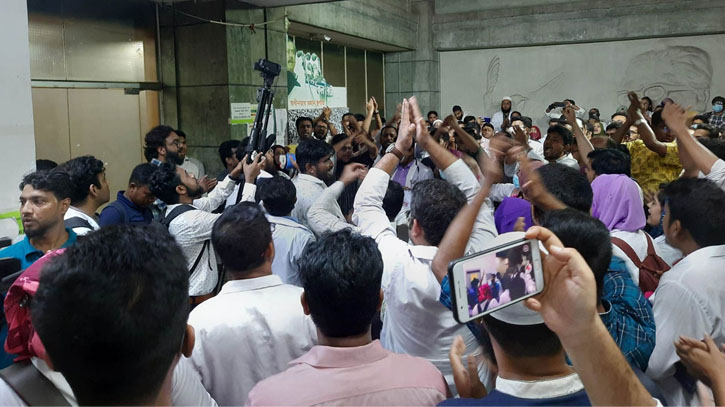 বেতন বৃদ্ধির দাবিতে পোস্টগ্রাজুয়েট চিকিৎসকদের কর্মবিরতির ঘোষণা বেতন বৃদ্ধির দাবিতে পোস্টগ্রাজুয়েট চিকিৎসকদের কর্মবিরতির ঘোষণা