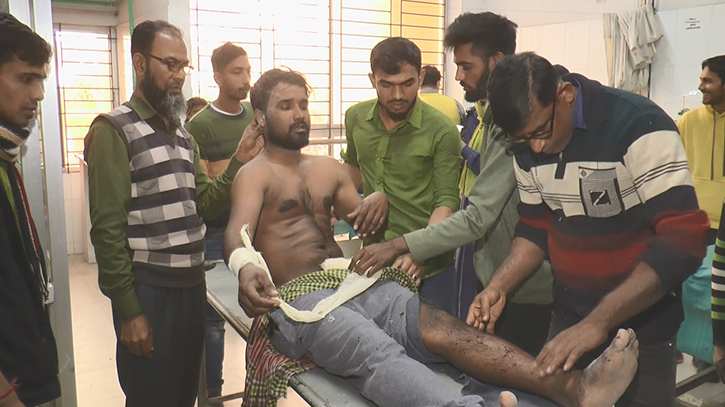 মাদারীপুরে স্বতন্ত্রপ্রার্থীর বিজয় মিছিলে বোমা হামলা, আহত ১০ মাদারীপুরে স্বতন্ত্রপ্রার্থীর বিজয় মিছিলে বোমা হামলা, আহত ১০