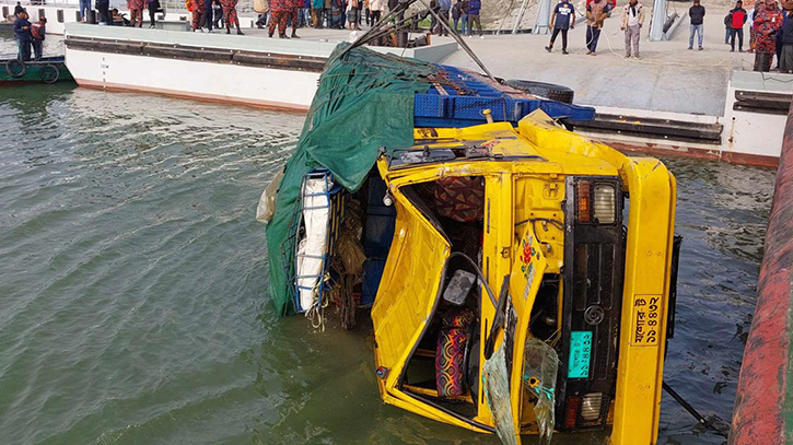 ডুবে যাওয়া ফেরিতে লাগানো হয়েছে ‘ওয়্যার রোপ’, আরেকটি ট্রাক উদ্ধার ডুবে যাওয়া ফেরিতে লাগানো হয়েছে ‘ওয়্যার রোপ’, আরেকটি ট্রাক উদ্ধার
