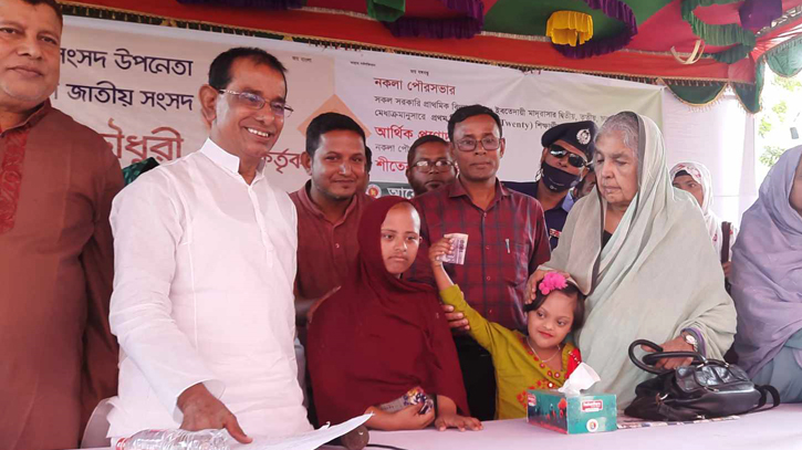 শিক্ষার্থীদের মাঝে আর্থিক প্রণোদনা বিতরণ করলেন মতিয়া চৌধুরী শিক্ষার্থীদের মাঝে আর্থিক প্রণোদনা বিতরণ করলেন মতিয়া চৌধুরী