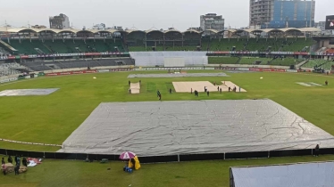 আলোক স্বল্পতায় শেষ হল তৃতীয় দিনের খেলা