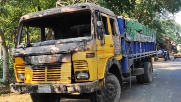 সিরাজগঞ্জে ৬টি ট্রাক ও আওয়ামী লীগ কার্যালয়ে আগুন দিয়েছে দুর্বৃত্তরা