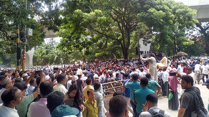 জাতীয়করণের দাবিতে শিক্ষকদের সড়ক অবরোধ, যানজটে ভোগান্তি জাতীয়করণের দাবিতে শিক্ষকদের সড়ক অবরোধ, যানজটে ভোগান্তি