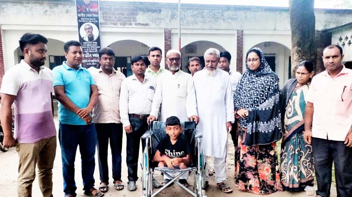 সপ্তম শ্রেণীর ছাত্র প্রতিবন্ধী সোহেল রানাকে হুইলচেয়ার দিলেন হাছেন আলী ওয়েলফেয়ার ফাউন্ডেশন সপ্তম শ্রেণীর ছাত্র প্রতিবন্ধী সোহেল রানাকে হুইলচেয়ার দিলেন হাছেন আলী ওয়েলফেয়ার ফাউন্ডেশন