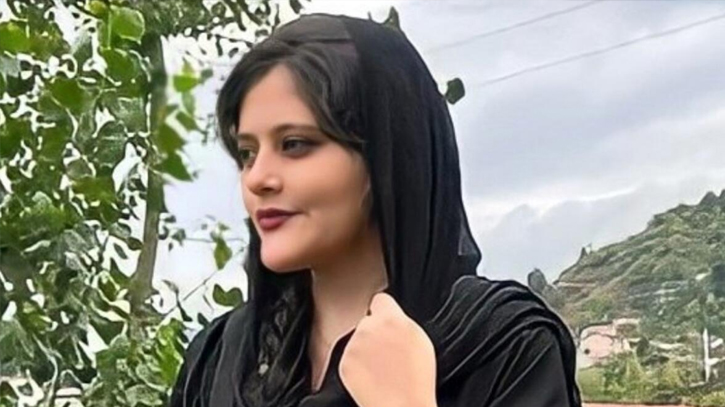 ইরানি সেই তরুণীর জানাজায় বিক্ষোভ ইরানি সেই তরুণীর জানাজায় বিক্ষোভ