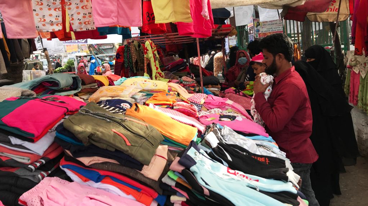 ব্রাহ্মণবাড়িয়ায় শীতে উষ্ণতার খোঁজে ফুটপাতে ক্রেতাদের ভিড় ব্রাহ্মণবাড়িয়ায় শীতে উষ্ণতার খোঁজে ফুটপাতে ক্রেতাদের ভিড়