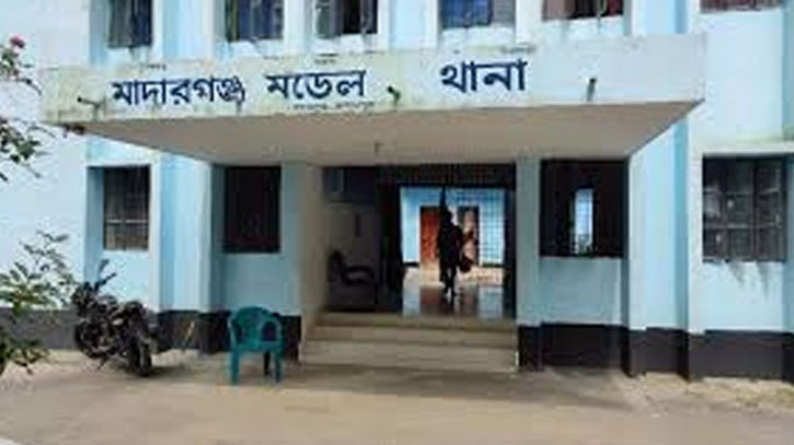 মাদারগঞ্জে বাড়িতে একা পেয়ে যুবতীকে ধর্ষণ,অভিযুক্ত পলাতক মাদারগঞ্জে বাড়িতে একা পেয়ে যুবতীকে ধর্ষণ,অভিযুক্ত পলাতক