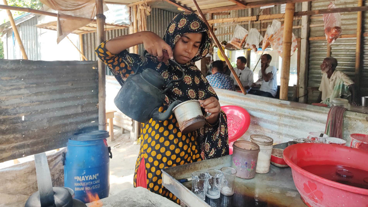 চা-বিক্রি করে সংসার চালান চতুর্থ শ্রেণীর শিক্ষার্থী সুমাইয়া চা-বিক্রি করে সংসার চালান চতুর্থ শ্রেণীর শিক্ষার্থী সুমাইয়া
