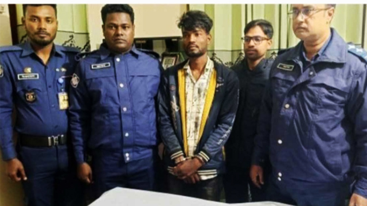 নাটোরে বিদেশি পিস্তুল-গুলিসহ গ্রেপ্তার ১ নাটোরে বিদেশি পিস্তুল-গুলিসহ গ্রেপ্তার ১