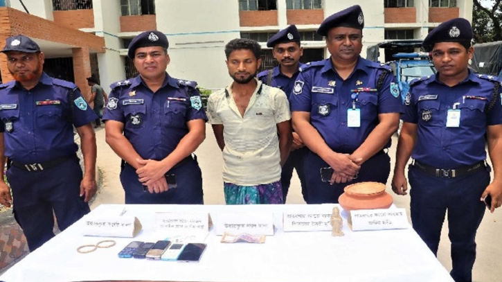 গাইবান্ধার “জ্বীনের বাদশা’র” প্রতারণার জাল ছড়িয়েছে সারাদেশে গাইবান্ধার “জ্বীনের বাদশা’র” প্রতারণার জাল ছড়িয়েছে সারাদেশে