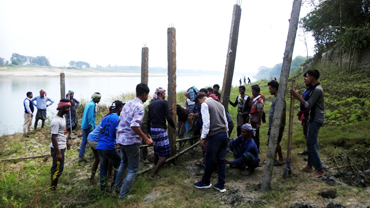 মাগুরায় নিজস্ব অর্থায়নে বেড়িবাঁধ তৈরির উদ্যোগ গ্রামবাসীর মাগুরায় নিজস্ব অর্থায়নে বেড়িবাঁধ তৈরির উদ্যোগ গ্রামবাসীর