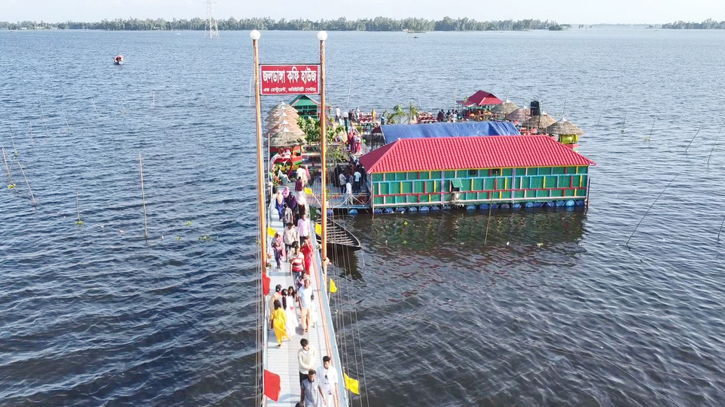 পানির উপরে ভাসছে কফি হাউজ ও রেস্টুরেন্ট