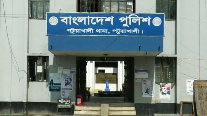 কুয়েত প্রবাসীর বসতবাড়িতে ডাকাতি, নগদ অর্থ ও স্বর্নালঙ্কার লুট কুয়েত প্রবাসীর বসতবাড়িতে ডাকাতি, নগদ অর্থ ও স্বর্নালঙ্কার লুট