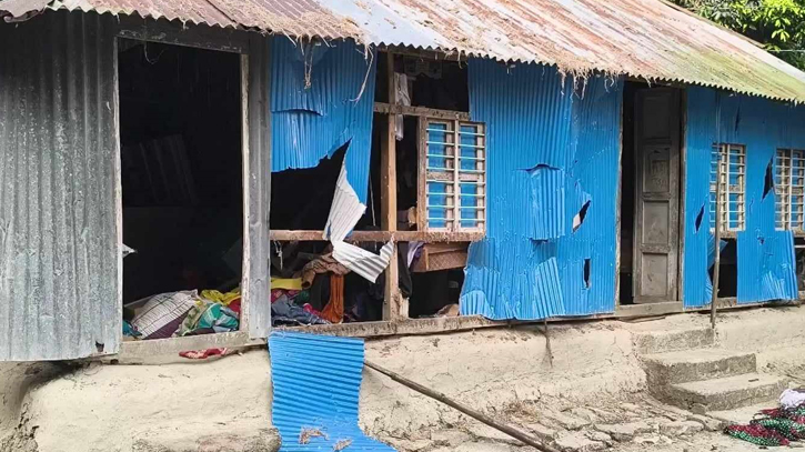 মাদারীপুরে নৌকা ও ঈগল সমর্থকদের সংঘর্ষ, আহত ১০ মাদারীপুরে নৌকা ও ঈগল সমর্থকদের সংঘর্ষ, আহত ১০