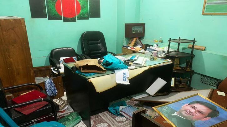 কুমিল্লার দেবিদ্বারে স্বেচ্ছাসেবক লীগ নেতার অফিস ভাংচুর, লুটপাট কুমিল্লার দেবিদ্বারে স্বেচ্ছাসেবক লীগ নেতার অফিস ভাংচুর, লুটপাট