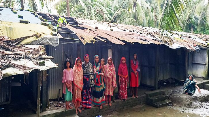 ২৩ বছরেও সংস্কার হয়নি আশ্রয়ণ প্রকল্পের ঘর ২৩ বছরেও সংস্কার হয়নি আশ্রয়ণ প্রকল্পের ঘর