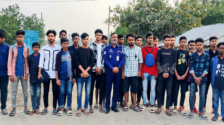 পথ হারিয়ে ৯৯৯ এ ফোন, ৩১ পর্যটককে উদ্ধার করলো পুলিশ পথ হারিয়ে ৯৯৯ এ ফোন, ৩১ পর্যটককে উদ্ধার করলো পুলিশ