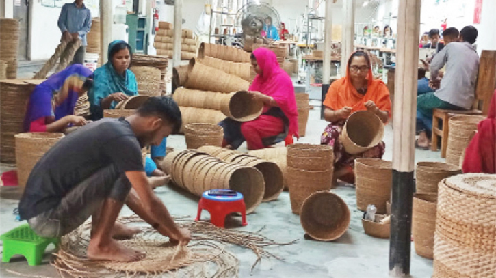 হোগলা পাতায় সফল উদ্যোক্তা মাফুজুল গণি হোগলা পাতায় সফল উদ্যোক্তা মাফুজুল গণি