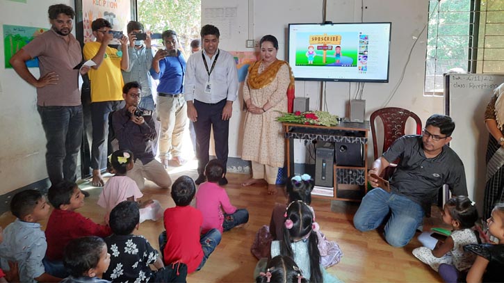 সুরমা চা বাগানে জাগোর স্কুলে ইংরেজি শিখছে চা শ্রমিক শিশুরা সুরমা চা বাগানে জাগোর স্কুলে ইংরেজি শিখছে চা শ্রমিক শিশুরা