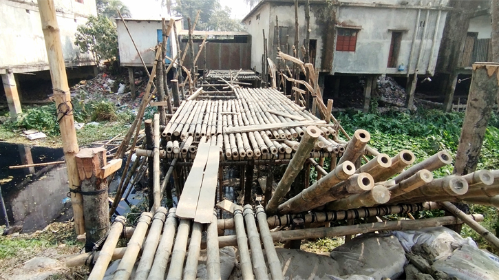 লক্ষ্মীপুরে রাতের আঁধারে সেতু ভেঙে দোকান নির্মাণ করলেন কাউন্সিলর লক্ষ্মীপুরে রাতের আঁধারে সেতু ভেঙে দোকান নির্মাণ করলেন কাউন্সিলর