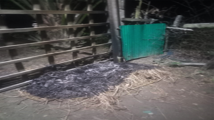 স্বতন্ত্র প্রার্থীর সমন্বয়কের বাড়িতে ককটেল বিস্ফোরণ ও অগ্নিসংযোগের অভিযোগ স্বতন্ত্র প্রার্থীর সমন্বয়কের বাড়িতে ককটেল বিস্ফোরণ ও অগ্নিসংযোগের অভিযোগ