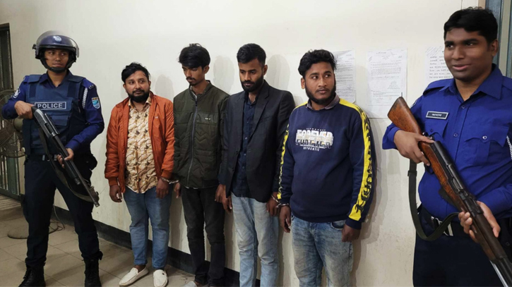 আশুলিয়ায় কলেজছাত্রীকে ধর্ষণচেষ্টা ও বিবস্ত্র ছবি ধারণ, গ্রেপ্তার ৪ আশুলিয়ায় কলেজছাত্রীকে ধর্ষণচেষ্টা ও বিবস্ত্র ছবি ধারণ, গ্রেপ্তার ৪