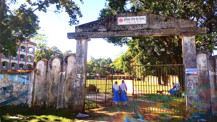 বিদ্যালয়ের নিয়োগ নিয়ে বিতর্ক, ভোগান্তিতে পড়েছে পাঁচ শিক্ষক-কর্মচারী বিদ্যালয়ের নিয়োগ নিয়ে বিতর্ক, ভোগান্তিতে পড়েছে পাঁচ শিক্ষক-কর্মচারী