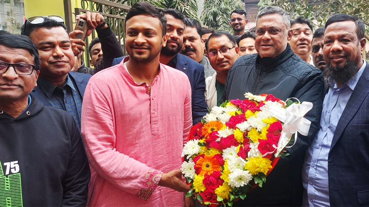 মাগুরায় ফিরেই বিভিন্ন দপ্তরে ঢু মারলেন সাকিব মাগুরায় ফিরেই বিভিন্ন দপ্তরে ঢু মারলেন সাকিব