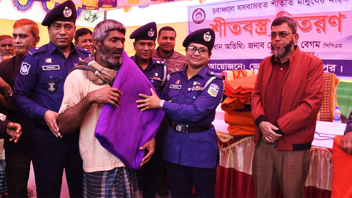 চরাঞ্চলের শীতার্তরা পেল পুলিশের উষ্ণ ভালবাসা চরাঞ্চলের শীতার্তরা পেল পুলিশের উষ্ণ ভালবাসা