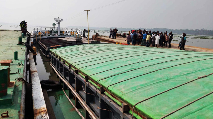 দুই জাহাজের ধাক্কায় ডুবে যাওয়ার আশঙ্কায় ১৪০০ টন টিসিবির ডাল