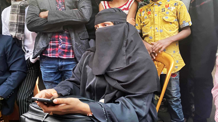 স্ত্রীর মর্যাদার দাবিতে শরীয়তপুরে কক্সবাজারের তরুণী স্ত্রীর মর্যাদার দাবিতে শরীয়তপুরে কক্সবাজারের তরুণী
