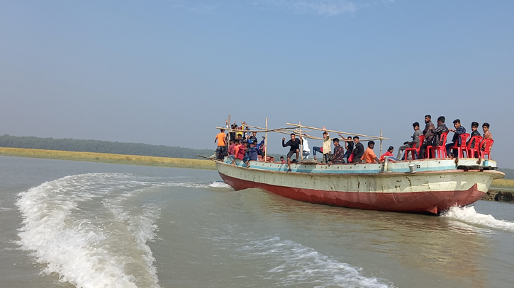 ভ্রমণপিপাসুদের দৃষ্টি কেড়েছে কুকরি মুকরি ভ্রমণপিপাসুদের দৃষ্টি কেড়েছে কুকরি মুকরি