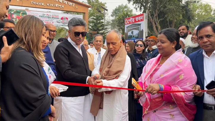 মাদারীপুরে বাহারি পিঠার সমাহারে ফুটে উঠে গ্রামীণ ঐতিহ্য মাদারীপুরে বাহারি পিঠার সমাহারে ফুটে উঠে গ্রামীণ ঐতিহ্য