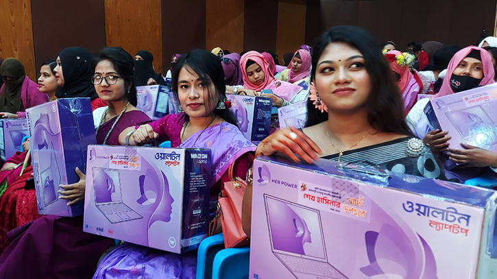মাগুরায় ১৮৫ নারীকে শেখ হাসিনার স্মার্ট উপহার প্রদান মাগুরায় ১৮৫ নারীকে শেখ হাসিনার স্মার্ট উপহার প্রদান