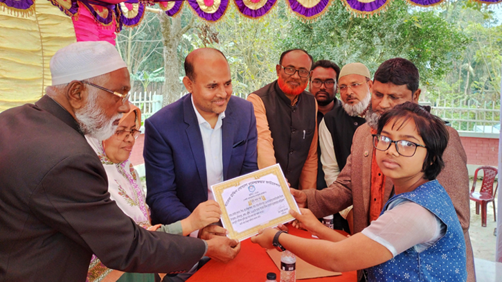দৌলতপুরে ৫ম শ্রেণীর শিক্ষার্থীদের মাঝে বৃত্তি ও সনদ প্রদান দৌলতপুরে ৫ম শ্রেণীর শিক্ষার্থীদের মাঝে বৃত্তি ও সনদ প্রদান
