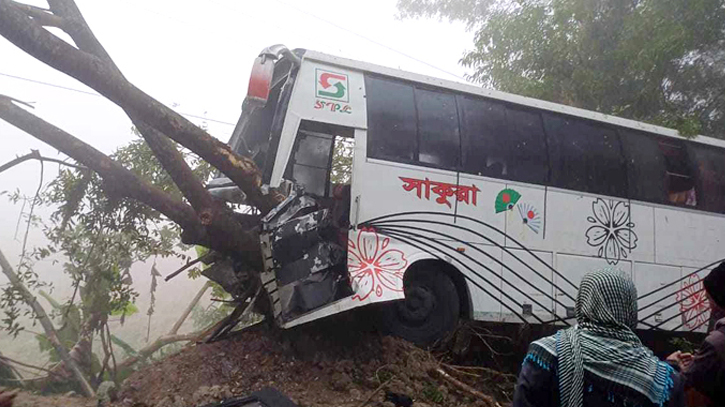 বরিশালে বাস-ট্রলির মুখোমুখি সংঘর্ষ, নিহত ২ বরিশালে বাস-ট্রলির মুখোমুখি সংঘর্ষ, নিহত ২