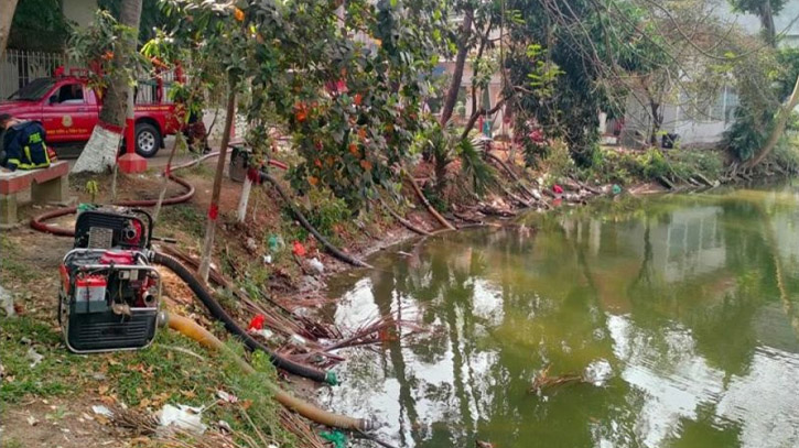 আগুন নেভাতে ঢাকা কলেজের পুকুর থেকে নেওয়া হচ্ছে পানি আগুন নেভাতে ঢাকা কলেজের পুকুর থেকে নেওয়া হচ্ছে পানি