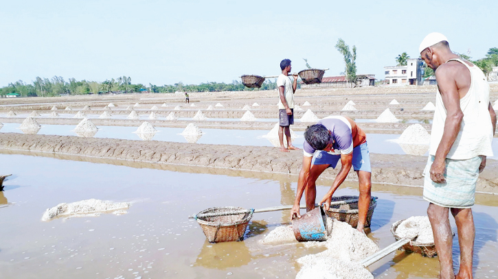 Banskhali salt farmers worry over impending imports Banskhali salt farmers worry over impending imports
