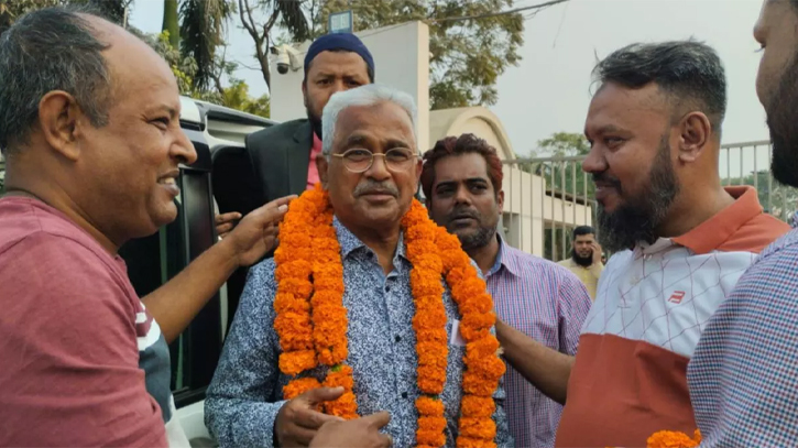 BNP leader Alal walks out of jail BNP leader Alal walks out of jail