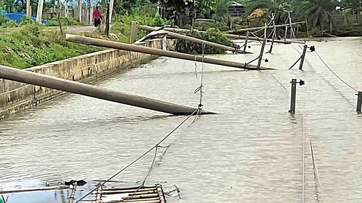 Cyclone Hamoon leaves Chakaria, Pekua in dark Cyclone Hamoon leaves Chakaria, Pekua in dark