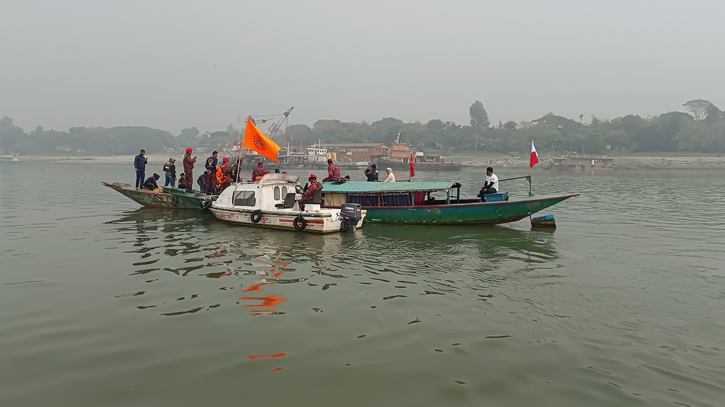 Ferry capsize in Padma : Divers start salvage operation