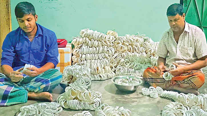 Manikganj conch craft on the verge of extinction Manikganj conch craft on the verge of extinction